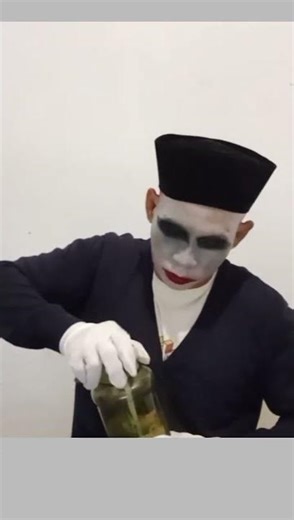 MIME'S WATER BOTTLE FAIL – CAN’T OPEN THE CAP! #mime #pantomime #pantomim #pantomimes #mimes