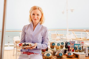 JEDER TAG EIN NEUER ANFANG. Seit einiger Zeit gehört die Internistin und Bestsellerautorin Dr. Anne Fleck zum Experten-Team der EUROPA. An Bord wird das von ihr kreierte und inzwischen bei vielen Gästen beliebte „Doc Fleck-Frühstück“ angeboten. Im EUROPA Restaurant kann man es sich servieren lassen. Im Lido-Café gibt es einen exklusiven Bereich, in dem sich die Gäste das schmackhafte Frühstück zusammen stellen können. In unserem Video erläutert Doc Fleck die Zutaten für einen gesunden Start in d