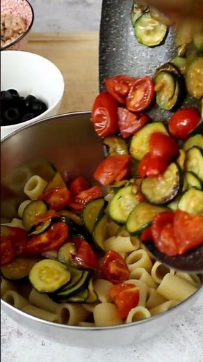 PASTA FREDDA CON ZUCCHINE, TONNO E POMODORINI 🍎🌱- una ricetta in 1minuto #pastafredda