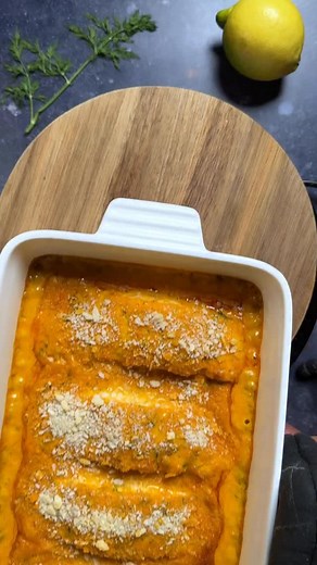 Lachs Sahne Gratin 🐟 @fitaliancook Das ist sowas von lecker 🤤 und ganz einfach gemacht 😍 🔥 folge @fitaliancook für mehr leckere Rezepte 🔥 - 📖 Rezept 4 Portionen 🥛 750g Bio Lachsfilet (frisch) 🥛 1 EL Butter & 1 EL Mehl 🥛 2 kleine Schalotten & 2 Knoblauchzehen 🥛 1 EL Tomatenmark 🥛 optional 50 ml Weißwein oder Gemüsebrühe 🥛 100ml Milch 🥛 2x 200ml Sahne (30%) 🥛 je 1 TL Salz & gem. Pfeffer Paprika edelsüß, 1/2 TL Estragon oder Oregano 🥛Optional 1 TL Kurkuma 🥛2 EL Semmelbrösel 🥛25g Di