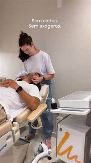 Thaís Oliveira • Médica Cirurgiã Plástica on Instagram: "O Gabriel decidiu mudar sua rotina esse último ano. Perdeu peso, incorporou de vez a corrida, ganhou condicionamento, disciplina e disposição. Mas, como acontece com muita gente, ele percebeu algo durante todo esse processo: a pele não conseguiu acompanhar a perda de peso com a mesma velocidade. E isso não é descuido e muito menos exceção nos casos de perda de peso, principalmente quando o emagrecimento é mais rápido. A pele tem seu própr