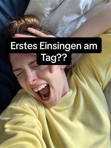 Machst du’s auch so? Ich brauche einfach diese Zeit am Morgen um meine Stimme einmal anzuwärmen. Bei mir ist es fast immer Lipbuzz, meine geliebte „Hu“ Übung und ein bisschen Summen und Brummen in der Bruststimme. Wenn ich „ernsthaft“ singen muss, geht es weiter mit Stretchings und Stück für Stück auffüllen der Stimme. Schreibt mir in die Kommentare, wo das erste Einsingen des Tages stattfindet🙂 #gesang #vocalwarmup #singtok #sängerin #gesangsunterricht