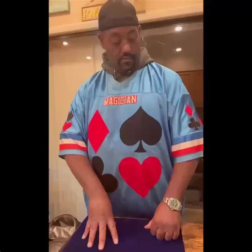 Up-close magic hits different when there’s nowhere to hide. That’s why I love performing right in front of people. Watch more tricks every day at 7PM. #dewaynehill #magic #closeupmagic #sleightofhand #liveentertainment