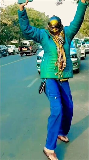 Haste haste kat jaye raste 🥰 #old #bollywood #song #dance #performance on #road #trending #shorts