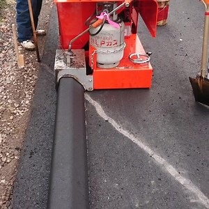 今日はアスカーバーという機械を使って、アスカーブを施工しています🚧 プライバシーの関係で 撮影アングル低すぎて見にくいかもしれません💦 #伊藤アス #舗装屋 #アスファルト #建設業 #函館 #アスカーブ #アスカーバー | 伊藤アスファルト建設株式会社