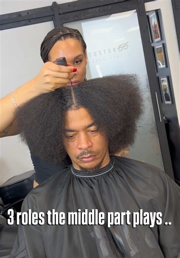 The middle part might look like a simple line, but when it comes to braid styles it actually does a lot of work — even when the design itself is asymmetrical or freestyle. 1️⃣ The Center (Foundation) The middle part establishes the true center of the head. This is the point everything else is measured from. When your center is clean and accurate: \t•\tYour sections become more intentional. \t•\tYour braids line up properly with facial features. \t•\tThe style looks structured rather than random.