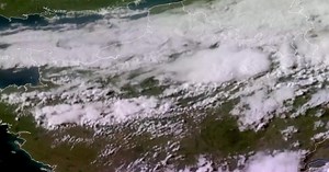 L'axe de convergence au sein duquel la supercellule qui a touché Paris s'est développée se distingue très bien sur l'image satellite. On visualise de nombreux cumulus alignés dans la convergence alors que l'air froid pousse par le nord du pays. #grêle Image EUMETSAT | Observatoire Keraunos