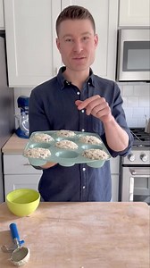 It’s all about the muffin top. Start with muffin liners filled to the brim and then chill the batter for at least 30 minutes before baking. ⭐️ Chocolate Chip Crumb Muffins⭐️ CRUMB 1/3 cup (43 g) all-purpose flour 2 tablespoons (25 g) sugar 1/8 teaspoon fine salt 1/8 teaspoon ground cinnamon 2 tablespoons (28 g) unsalted butter, cubed MUFFINS 1 1/4 cups (165 g) all-purpose flour 1/4 cup (55 g) light brown sugar 1/4 cup (50 g) granulated sugar 1 ½ teaspoons baking powder Rounded 1/2 teaspoon fine 