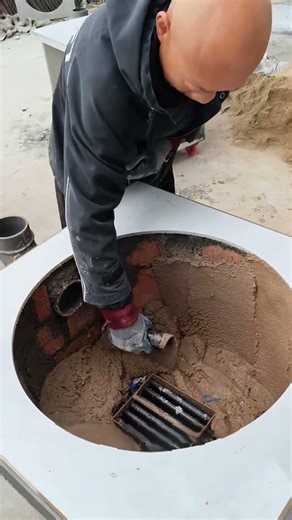 Hand-Plastering a High-Temperature Clay Kiln