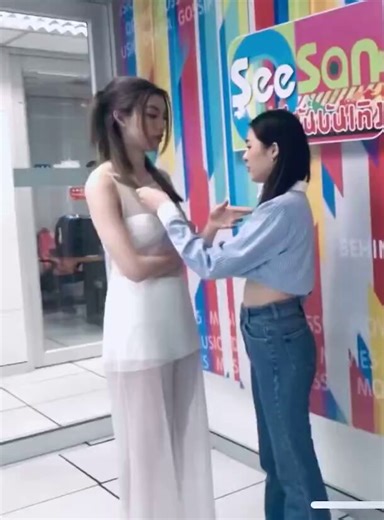 Cách LingLing Kwong đứng nói chuyện với em bé của cô ý🤡