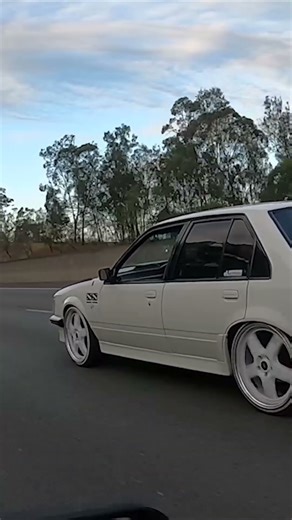 HOLDEN COMMODORE VH SS