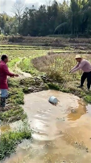 2 People 1 Bucket Fast Water Draining Hack
