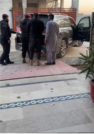 Land Cruiser meh gya cake itni security k sath🧐#jiyascakeoclock #cakedecoration #cakes