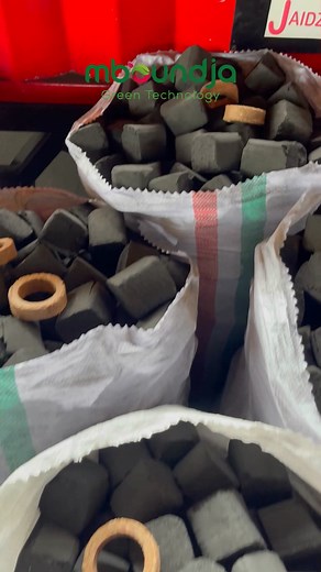 🔥 Découvrez les étapes de production du charbon écologique ! 🔥 Dans cette vidéo, je vous emmène au cœur du processus de valorisation des déchets organiques, depuis la collecte des matières premières jusqu’à l’obtention d’un charbon écologique de qualité professionnelle. 🌿 Fort de plusieurs années d’expérience dans la production artisanale et semi-industrielle, j’ai pu développer et perfectionner des techniques locales adaptées à notre contexte africain — des méthodes simples, efficaces et ren