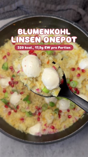 Blumenkohl Linsen Reis Onepot mit Mozzarella ➡️ 320 kcal. pro Portion 40,2 KH - 17,9 EW - 8,2 F Mealprep geeignet 🕐 30 Minuten ➡️ Das Rezept ergibt 4 Portionen Zutaten: - 120g Reis (roh) - 80g Linsen (roh) - 500g Blumenkohl (roh) - 250ml Cremefine (7%) - 125g Mozzarella - Ca. 750ml Brühe - 1/2 Zwiebel - Salz, Pfeffer Rezept: 1. Zwiebel kleinschneiden und anbraten 2. Reis und Linsen zugeben und mit Gemüsebrühe bedecken, köcheln lassen und immer wieder etwas Brühe nachgießen, wenn diese aufgezoge