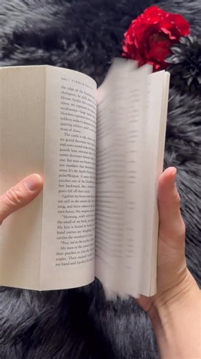 🌑🔥🗡️ 𝗥𝗲𝘃𝗶𝗲𝘄 🗡️🔥🌑 𝗥𝗲𝗱 𝗥𝗶𝘀𝗶𝗻𝗴 (𝗥𝗲𝗱 𝗥𝗶𝘀𝗶𝗻𝗴 𝗦𝗮𝗴𝗮 𝗕𝗼𝗼𝗸 𝟭) 𝗣𝗶𝗲𝗿𝗰𝗲 𝗕𝗿𝗼𝘄𝗻 𝗧𝗿𝗼𝗽𝗲𝘀: Dystopian Sci-Fi, Resistance 𝗣𝗢𝗩: MMC 𝗙𝗼𝗿𝗺𝗮𝘁: Library Book What is with me lately finding these books that absolutely should not make me think “oh…. This hits a bit too close to home right now” Seriously! Red Rising has been one of those series that I have been meaning to read forever, and I have finally picked up book one. To me, this had a bit of a Star War