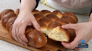 Ce ziceti de un cozobrad sau de un cozonac putin... altfel. In forma de brad si cu umplutura delicioasa de caramel sarat. Facut din alaut clasic de cozonac, foarte aromat si pufos, cu o umplutura delicioasa si o forma care ii va impresiona in special pe copii, acest cozonac trebuie neaparat incercat. Bineinteleles ca-l puteti umple si cu crema clasica din cacao cu nuca. E o minunatie pentru Craciun! Vedeti aici reteta detaliata pas cu pas: https://jamila.ro/cozobrad-cu-caramel | JamilaCuisine