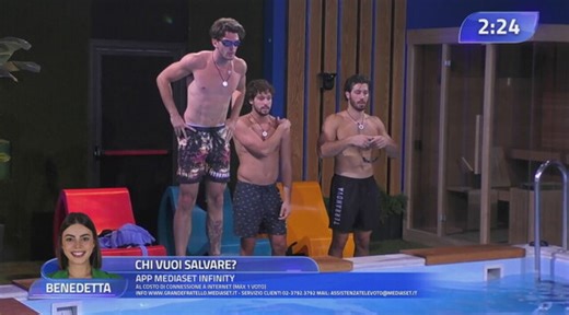 Casalinghi alla prova: una sfida in piscina