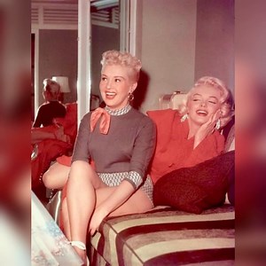 Two Hollywood legends, one unforgettable photo—what really happened when Marilyn Monroe met Betty Grable on set in 1953? 👀✨ Full story below 👇 | Christie Dutton