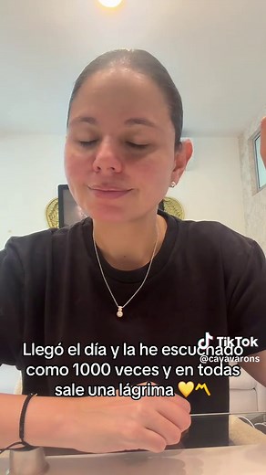 Quien más como yo la escuchado como 1000 veces y en todas sale una lagrima con el video #DíaMartinista #LabiosNegros #martinelias