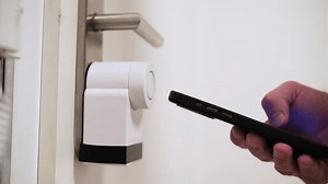 「モダンなインテリアのスマートフォンアプリを介したスマートロックシステムを備えたドア開口部の側面図。」の動画素材（ロイヤリティフリー）3975644363 | Shutterstock