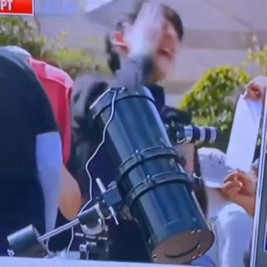 Durante el eclipse solar total del 08/04/24 que cruzó Norteamérica (Texas/Dallas, Arkansas/Little Rock, Indianápolis, Cleveland, Buffalo), en una transmisión en vivo un joven que observaba el sol con un telescopio recibió de lleno el rayo concentrado de luz solar en el rostro al mover el equipo por error 😂😨..