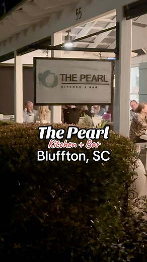 The Pearl in Bluffton, SC is a short over the bridge from Hilton Head. There’s a down home porch you can eat on when the weather is nice and in the heart of Old Town Bluffton. Here’s what we got and loved: - Filet mignon - Scallops - Truffle fries - Lemon basil martini - Refresher SS - Strawberry cake (still dreaming about) - Chocolate tort 📍55 Calhoun St, Buffton SC Hilton head // Hilton head vacation // Bluffton // Bluffton restaurants // where to eat #hiltonhead #blufftonsc #datenightoutfit 
