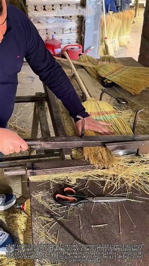 기계식 칼날을 이용한 짚풀 빗자루 일직선 재단 | Straight Trimming Principle of Straw Brooms Using a Mechanized Blade