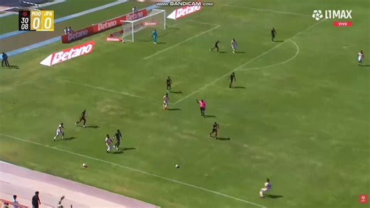 Una nueva acusación de RACISMO en la Liga 1. Jack Durán se rehusó a seguir jugando en el partido de CD Moquegua y Juan Pablo II por insultos racistas desde una tribuna. “Tú escuchaste”, le dijo al árbitro Michael Espinoza, que hizo la seña del protocolo.