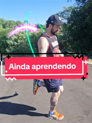 Esse foi o passinho da corda que eu mais tive dificuldade pra aprender. Não sei nem o nome ainda 😅 Acompanha no vídeo como eu faço hoje — se eu consegui evoluir, você também consegue. Salva esse vídeo pra tentar depois 👊 E se você souber o nome desse passinho, comenta aí, porque eu também ainda não sei 👇 Um dia de cada vez, um pulo de cada vez 🪢 #pulandocorda #aprendendopularcorda #treinoemcasa #vidareal #tiktokshopbr22