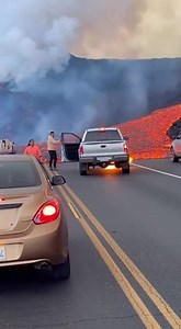 Lava Overtakes Highway as Panicked Drivers Flee on Foot Big Island, Hawai‘i — December 5, 2025 A terrifying scene unfolded on Hawai‘i’s Big Island when fresh lava from an advancing volcanic flow spilled directly onto a major roadway, forcing motorists to abandon their cars and run for safety. Witnesses say traffic had slowed to watch the distant eruption when the flow suddenly accelerated downslope, crossing the asphalt in a glowing wave. Video shows a white pickup truck trapped at the front of 