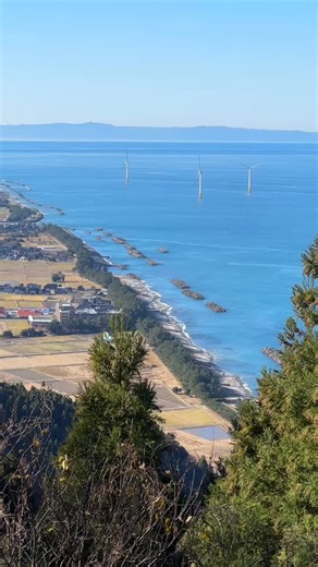 富山県朝日町観光協会 | あさひ城山公園からの眺め✨ ご褒美のような青空が広がり 吸い込まれそうなほど透明な海🌊 白山や能登半島までくっきり見渡せました。 あなたのお家も見えますか🏠 #あさひ城山公園 #富山県朝日町 #Toyama | Instagram