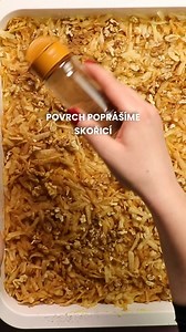 Vláčný koláč s pudinkem, jablky a drobenkou bude vděčným (nejen) nedělním moučníkem. | Recepty od našich babiček