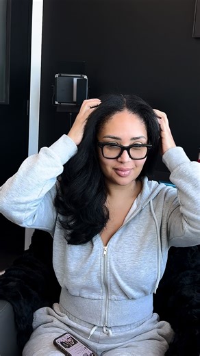 Hair Stylist 🍸 || Invisible Feather Tips on Instagram: "It doesn’t get better than handtied extensions!! No glue (like k tips) and No bead (like microlinks). I love these extensions soooo bad! They last 3-5 months with no move up maintenance. What makes the extensions invisible? It’s all about placement! The extension is still there and you can still feel it but the placement makes it hard to see to the natural eye. I will be offering classes soon but not at this very moment! Stay tuned it’s co