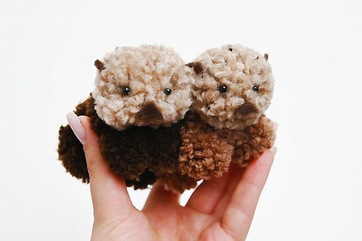 Pom Pom Otter – Adorable DIY Yarn Animal Craft