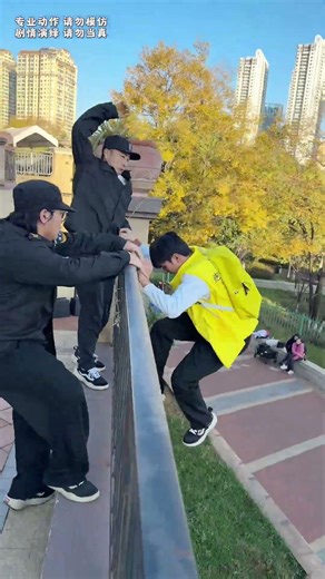 Fortunately, I can do martial arts. Otherwise, I would be caught by the security guard!