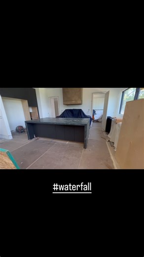 Head into your weekend with a sweet shot of this waterfall countertop...