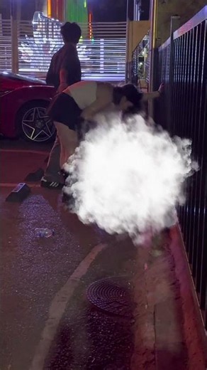 通りすがりの女性が倒れた酔っ払いを介抱していた#Passerby Stops to Help Fallen Drunk Stranger