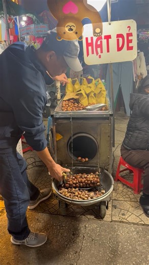 🇻🇳 Roasting Chestnuts Da Lat Street! Perfect Snack in Cold🌰 Hạt Dẻ Nướng Đà Lạt🔥 달랏 야시장 인기 간식 군밤