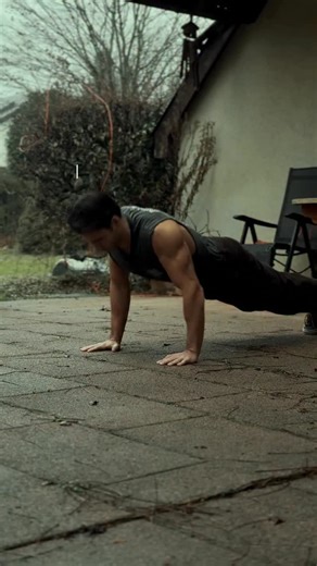 Heylin | Coach Performance 🇨🇭 on Instagram: "Comment développer ses triceps et épaules ?👇 -10 pompes coude serré -10 Pike push up -10 pompes prise diamant -10 Pike push up vers l’avant ~ 2 ou 3 fois - 2min de récup entre chaque tour Tu en as marre de ton ventre, tu veux perdre du gras et bâtir un corps athlétique sans aller en salle de sport ? Commente “FEU” et je t’envois mon plan d’action en DM 🔥 Plus d’entrainement 👉 @heylincalisthenics"