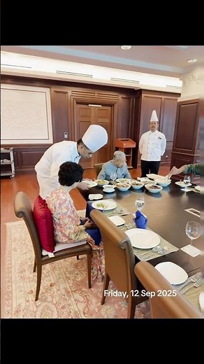 Tun Mahathir & Tun Hasmah Makan di Office