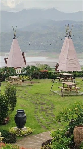 Find your quiet moments at Lake Farm De La Marre.