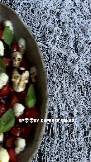 How to make a spooky caprese salad💀for your Halloween festivities BONE appetit💀 What you’ll need: Cherry tomatoes Cocktail Tomatoes Pearl Mozzarella balls for mini skulls and regular Mozzarella balls for larger skulls Organic extra virgin olive oil Organic Balsamic vinegar Organic Balsamic glaze Flaky salt Ground black pepper #capresesalad #capresebites #halloweenfood #halloweenfoodideas #spookyfood #spookyfoodideas #halloweenpartyfood #halloweenappetizers #spookyappetizers #appetizerideas #sp