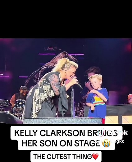 @kellyclarkson brings her son on stage during Whole lotta woman! #kellyclarkson#son#family#viral #fypシ #fypシ゚viral #fypage #wholelottawoman#texas#residency#vegas#tour#show