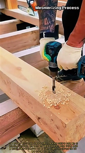 전동 드라이버로 대형 목재 수직 천공 작업 #worker #process #wooddrilling #carpentry #construction