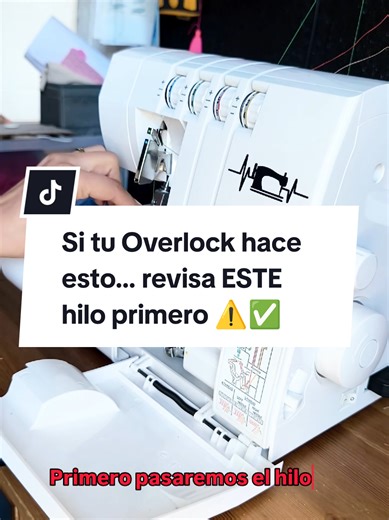 ¿Tu Overlock hace puntadas raras o se rompe el hilo? 😩 Puede que el problema esté en cómo estás enhebrando el hilo verde. Es uno de los pasos que más confunde cuando usamos la Overlock, pero cuando sabes hacerlo bien… ¡la costura cambia completamente! 🧵✨ En este video te enseño cómo colocar el hilo verde paso a paso de forma fácil, para que tu máquina cosa perfecto y sin enredos. 💬 Cuéntame en comentarios: ¿El hilo verde también te ha vuelto loca alguna vez? #paratiiiii #aprendeentiktok #over