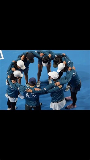 Kimiko Date Official on Instagram: "4期生から新たな試み 心をひとつに目標に向けて突き進むべく プロジェクトコーチメンバーで考えました！ 毎回、この言葉を口にすることで 自分を信じ 目指す方向を強く感じ エネルギーに変えて欲しいと願っています。 リポビタンPresents KIMIKO DATE×YONEX PROJECT Go for the GRAND SLAM 4期生 Photo by @akemihosaka #伊達公子 #kimikodate #テニス #テニスプレイヤー #tennis #tennisplayer #2025年12月14日 #kimikodate×yonexproject #伊達公子×yonexproject #yonexproject #yonex #yonexjapan #yonextennis #ヨネックス #girlsjuniors #リポビタン #大正製薬 #rbody #4期生 #円陣 #心ひとつに #自分を信じて"