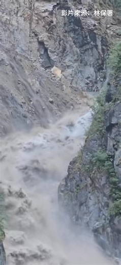 149K views · 1.7K reactions | 【⚠️10/29快訊⚠️燕子口堰塞湖溢流水量擴大沖刷壩體】 將持續造成壩體破壞或潰決，引發立霧溪下游水位抬升 勿靠近下游河道 ＃通報單與細胞簡訊已發送 #林保署花蓮分署 | 花蓮新聞網 | Facebook