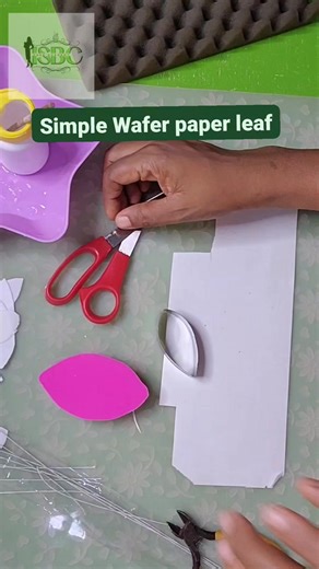 𝗔𝗻𝗻𝗲| 𝗖𝗮𝗸𝗲𝘀 𝗶𝗻 𝗢𝗴𝗯𝗮 | 𝗢𝗻𝗹𝗶𝗻𝗲 𝗖𝗮𝗸𝗲 𝗦𝗰𝗵𝗼𝗼𝗹 | 𝗦𝘂𝗴𝗮𝗿 𝗙𝗹𝗼𝘄𝗲𝗿 𝗘𝘅𝗽𝗲𝗿𝘁 on Instagram: "Lets make this wafer paper leaf . It's a simple leaf, you can use in your wedding cake designs What you need 🌸wafer paper 🌸floristwire 22" 🌸leaf mould 🌸leaf cutter or template 🌸scissors Would you be making it? Let me know when you do. So where are you watching from? . Join the Sugar flower Factory and start making magic with your fingers Become that Baker that cannot