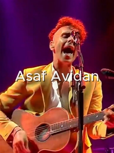 Asaf Avidan's Unique Performance of Green and Blue